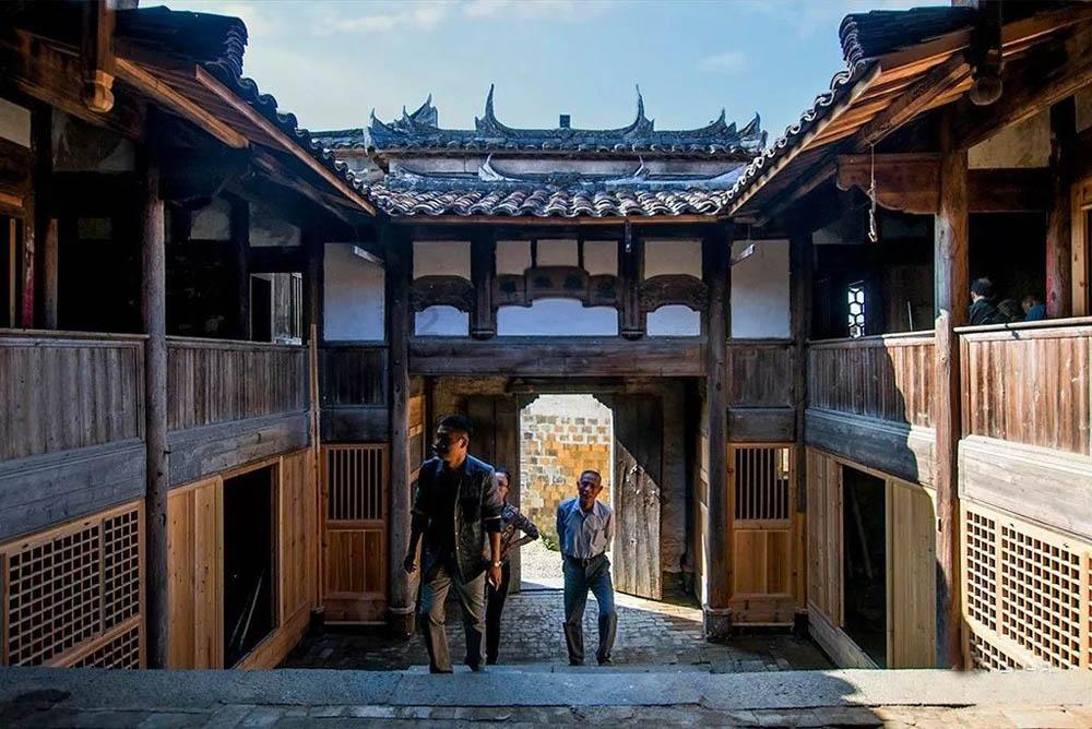 待建地块变临时停车场